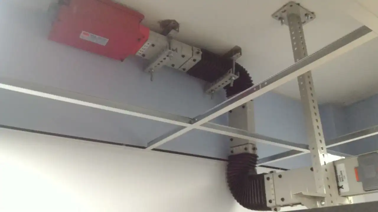 Loftfloss-Ofdeckplacken am Rack